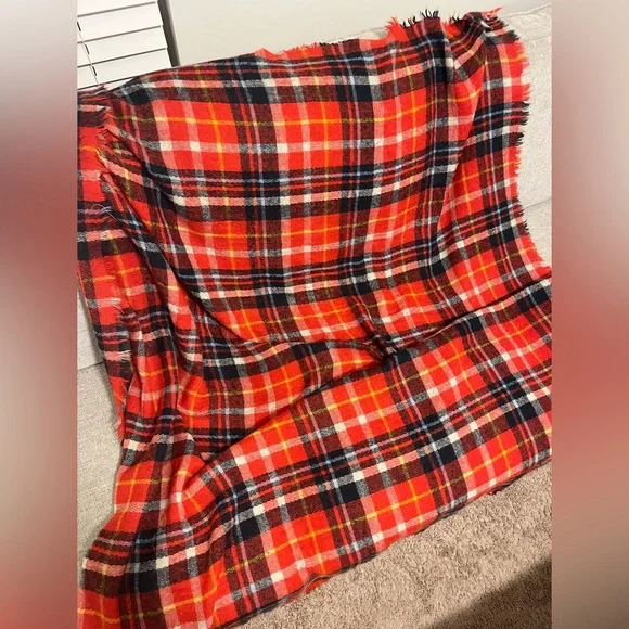 Aerie Women’s Oversized Classic Plaid Cozy Blanket Scarf Fringe Trim - Picture 4 of 4